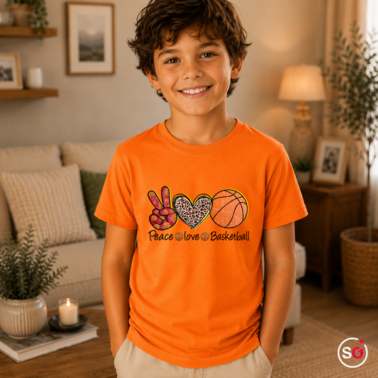 Kinder Orange – Kinder T-Shirt | Peace Love Basketball | Design mit Leoparden-Herz & Peace-Zeichen