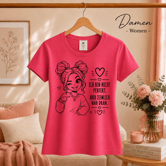 Statement T-Shirt 'Nicht Perfekt, Aber Ziemlich Nah Dran' mit zwinkernder Comic-Frau - StyleOne