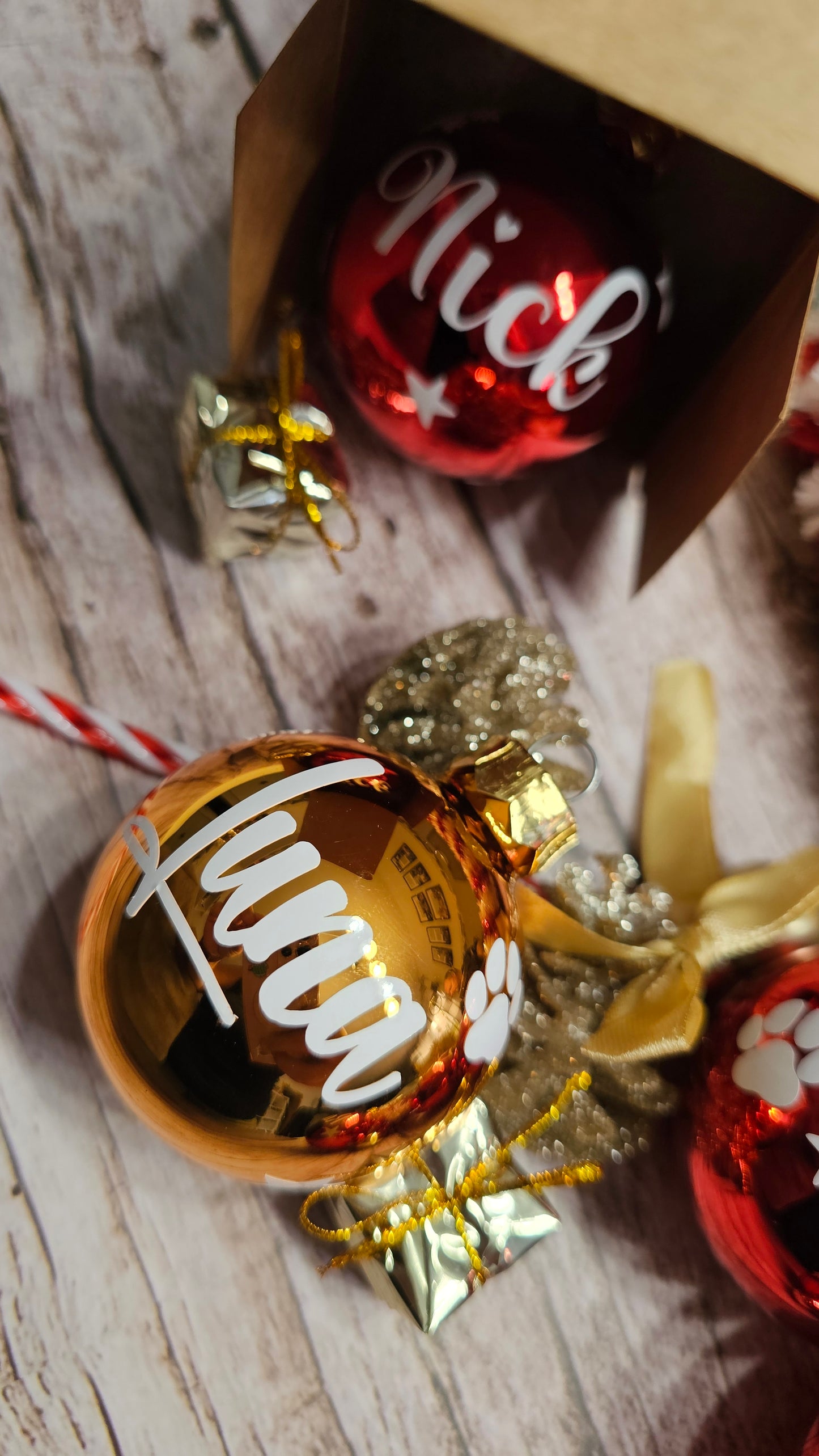 Personalisierte Weihnachtskugeln 4er-Set – Farb-Set wählbar, 9 Motive, 3 Schriften | Christbaumkugeln mit Wunschname