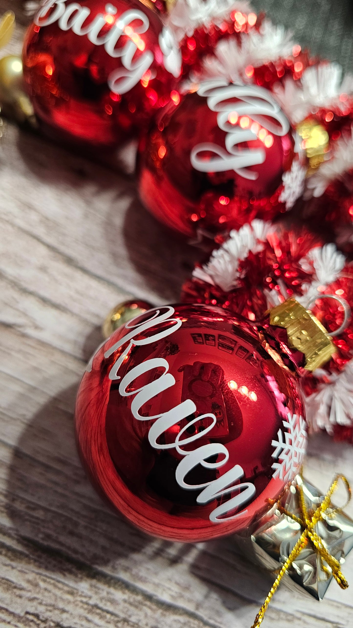 Personalisierte Weihnachtskugeln 4er-Set – Farb-Set wählbar, 9 Motive, 3 Schriften | Christbaumkugeln mit Wunschname