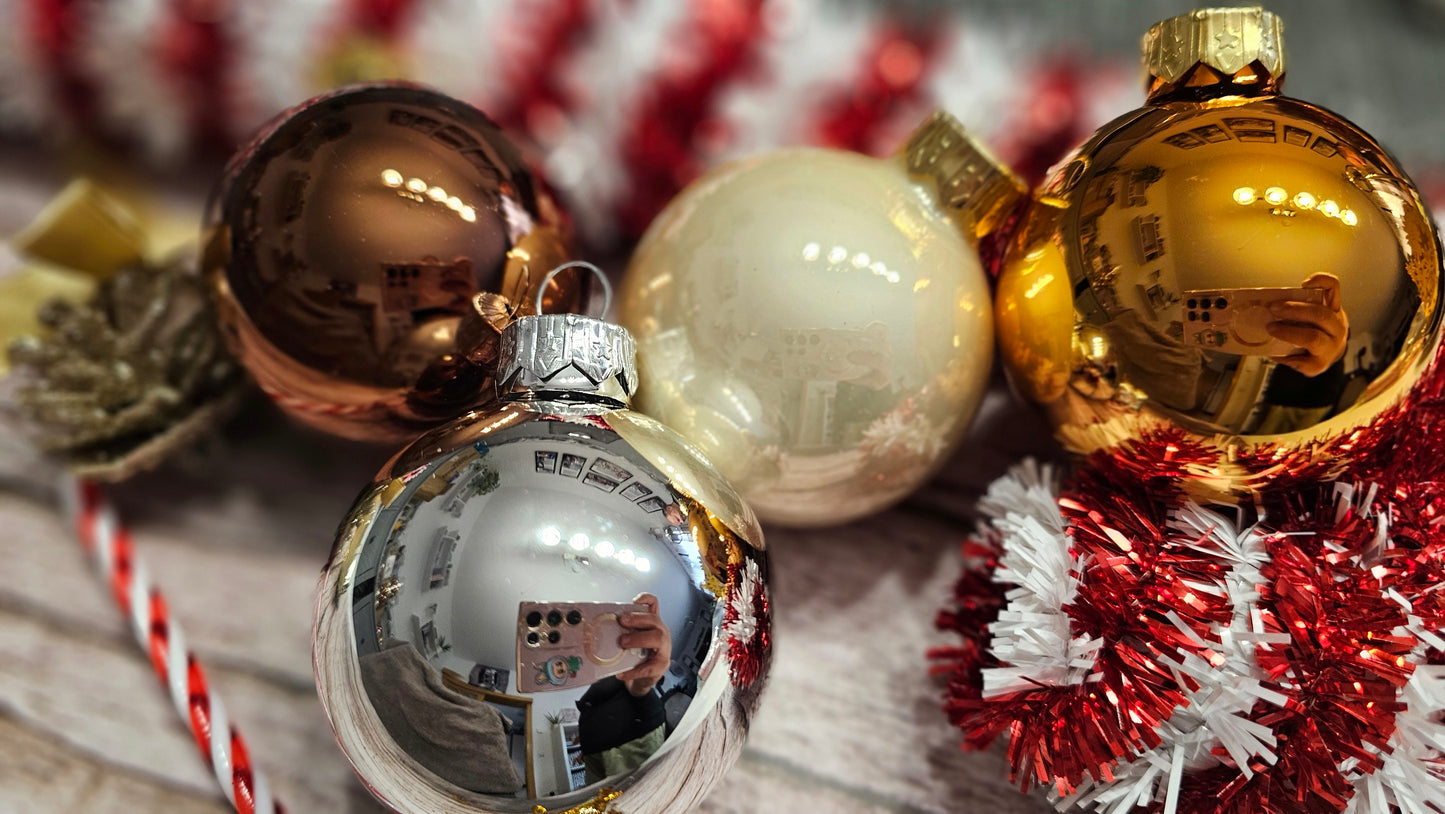 Personalisierte Weihnachtskugeln 4er-Set – Farb-Set wählbar, 9 Motive, 3 Schriften | Christbaumkugeln mit Wunschname