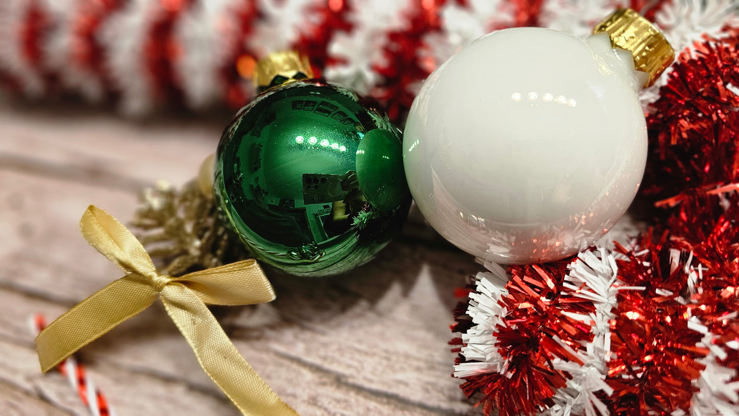 Personalisierte Weihnachtskugeln 4er-Set – Farb-Set wählbar, 9 Motive, 3 Schriften | Christbaumkugeln mit Wunschname