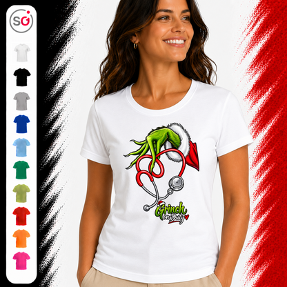 Vorschau – Grinch on Duty T-Shirt mit Stethoskop-Herz | Weihnachtsmotiv für medizinische Berufe