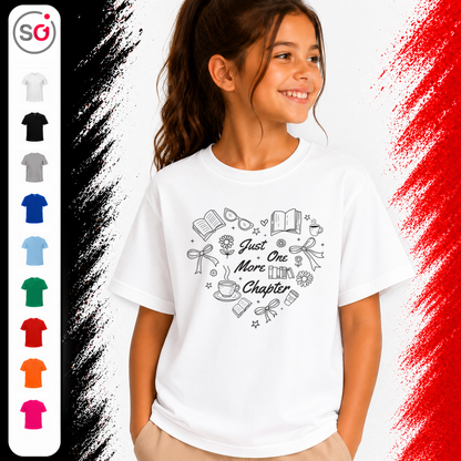 Vorschau – Kinder T-Shirt mit „Just One More Chapter“ Spruch und Bücher-Herz Motiv für Leseratten