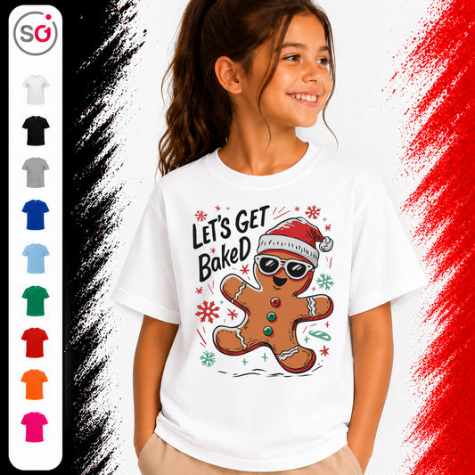 Vorschau – Kinder T-Shirt: Cooler Lebkuchenmann mit Santa-Hat & Spruch "Let's Get Baked" für Weihnachten