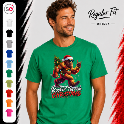 Vorschau – Rockin' Bigfoot Weihnachts-T-Shirt mit Lichterkette und Tannenbaum