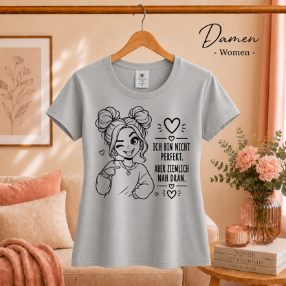 Damen Grau – Statement T-Shirt 'Nicht Perfekt, Aber Ziemlich Nah Dran' mit zwinkernder Comic-Frau