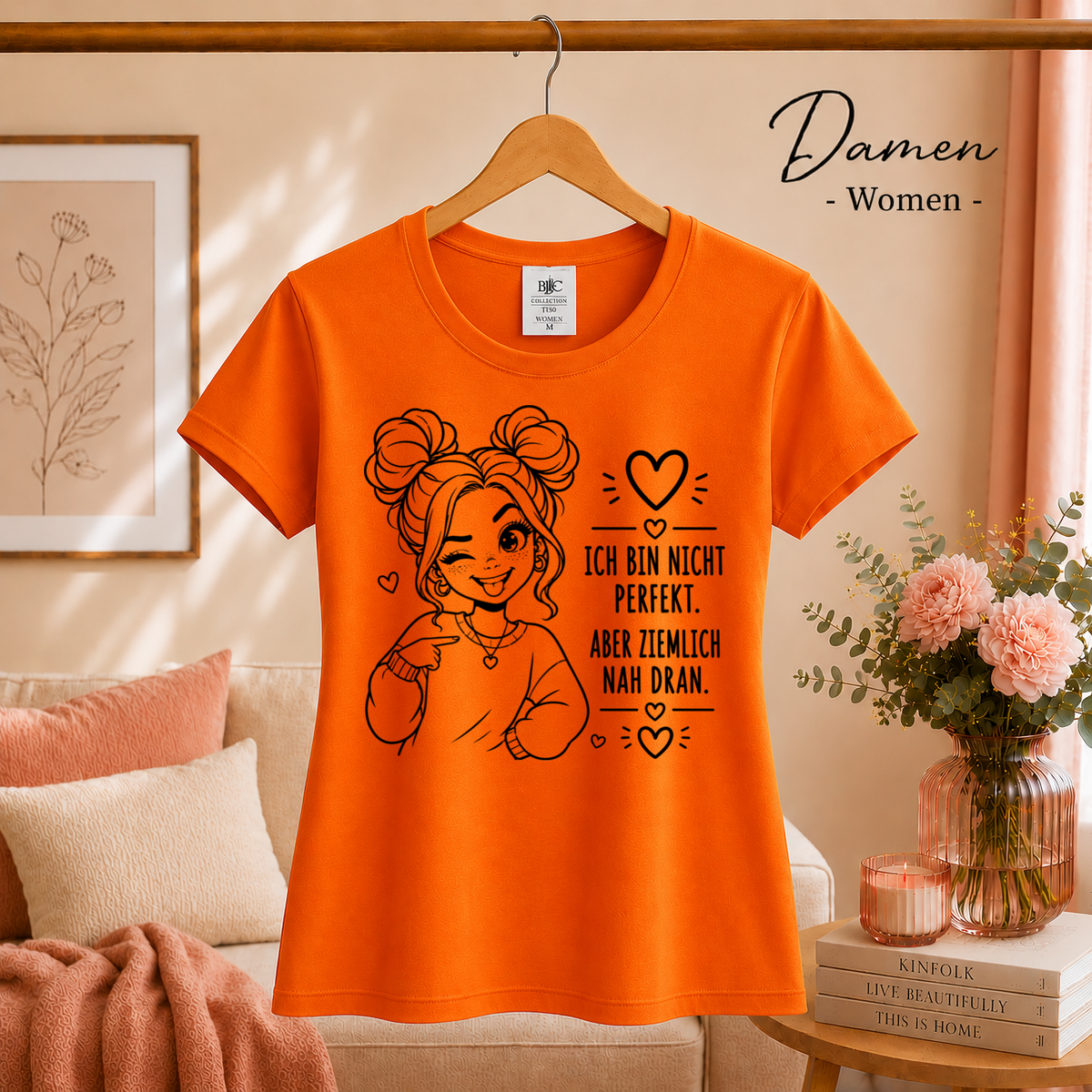 Damen Orange – Statement T-Shirt 'Nicht Perfekt, Aber Ziemlich Nah Dran' mit zwinkernder Comic-Frau