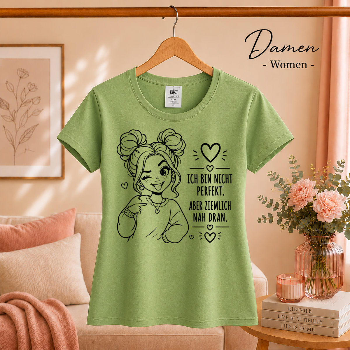 Damen Pistaccio – Statement T-Shirt 'Nicht Perfekt, Aber Ziemlich Nah Dran' mit zwinkernder Comic-Frau