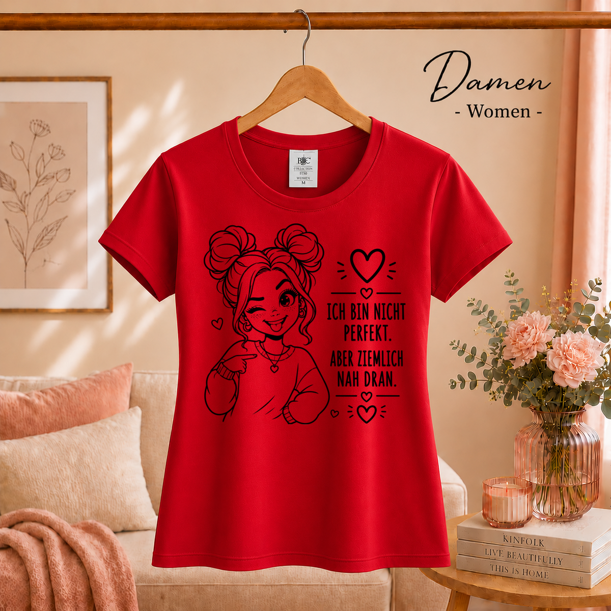 Damen Rot – Statement T-Shirt 'Nicht Perfekt, Aber Ziemlich Nah Dran' mit zwinkernder Comic-Frau
