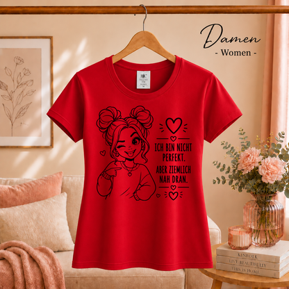 Damen Rot – Statement T-Shirt 'Nicht Perfekt, Aber Ziemlich Nah Dran' mit zwinkernder Comic-Frau