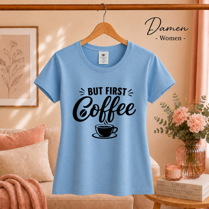 Damen SkyBlau – „But first, Coffee“ T-Shirt | Design mit Spruch für Kaffee-Liebhaber und Morgenmuffel