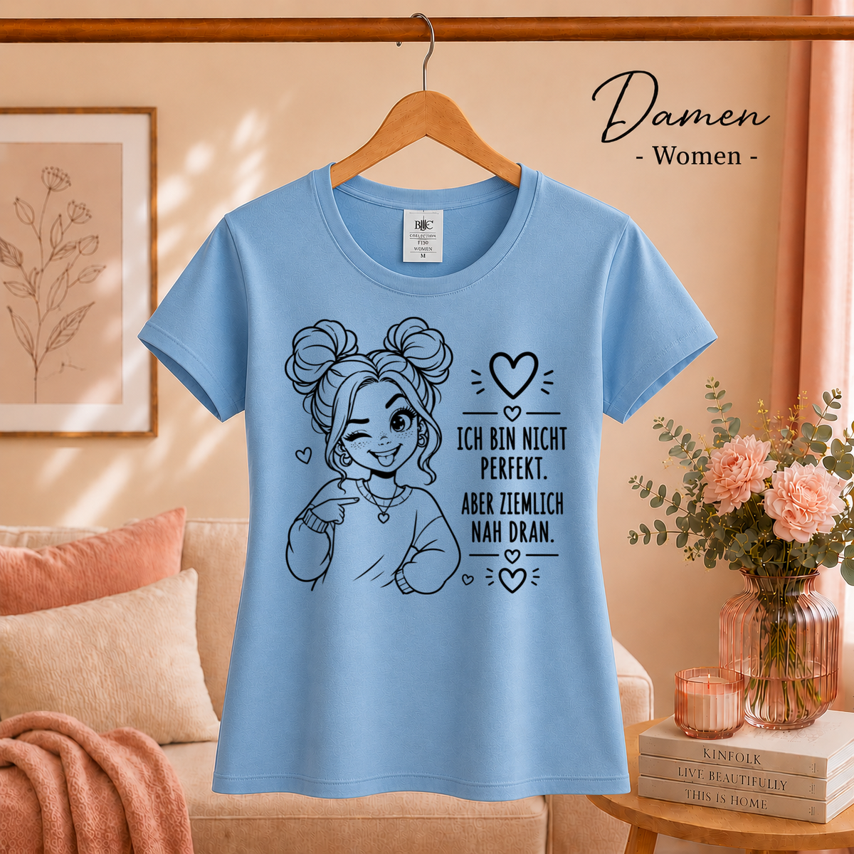 Damen SkyBlau – Statement T-Shirt 'Nicht Perfekt, Aber Ziemlich Nah Dran' mit zwinkernder Comic-Frau