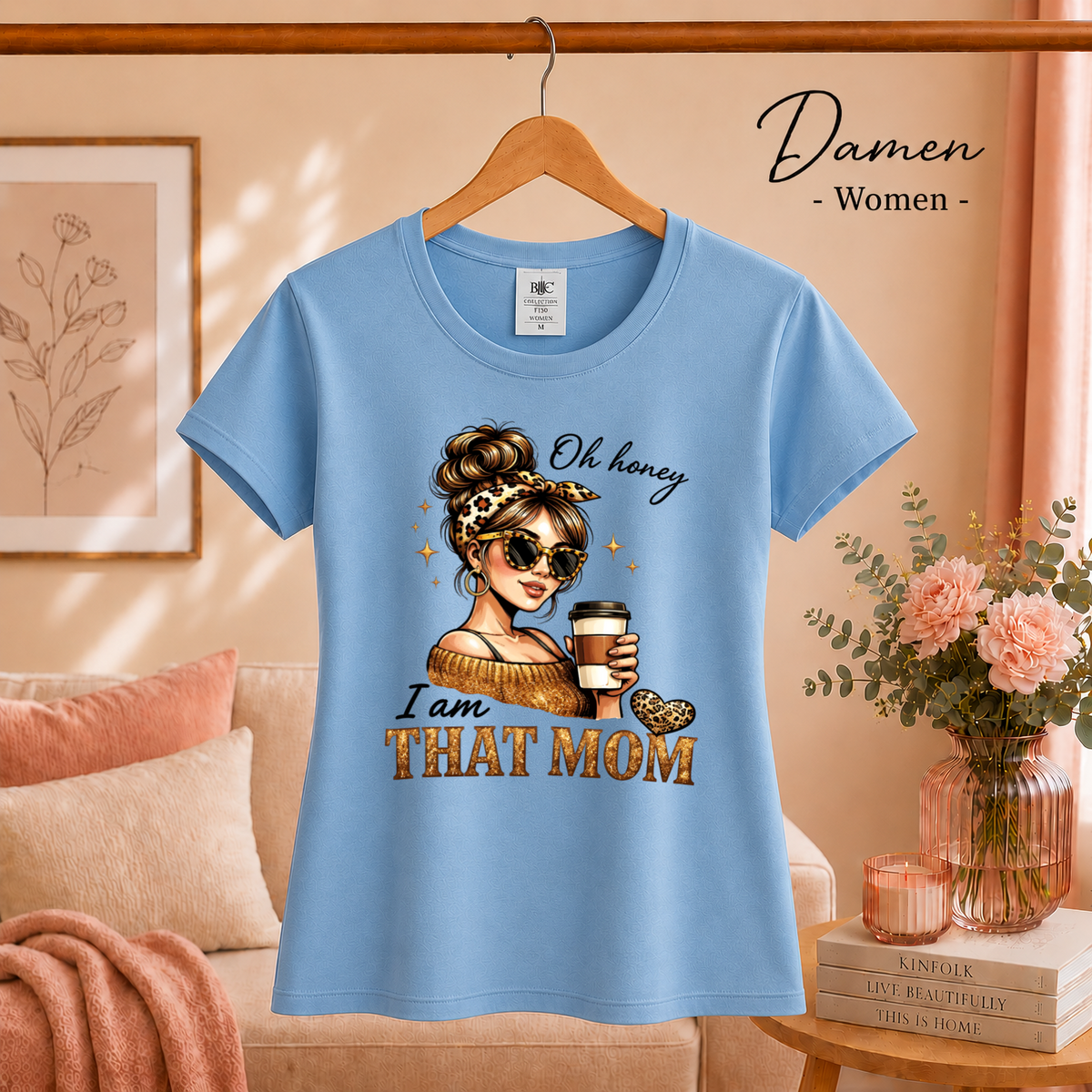 Damen SkyBlau – Statement-Shirt 'I am THAT MOM' | Design mit stylischer Mama, Kaffee & Leo-Print