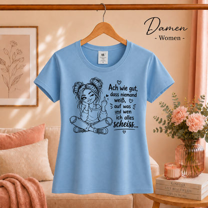 Damen SkyBlau – Statement T-Shirt „Auf was und wen ich alles scheiss…“ mit frecher Comic-Figur