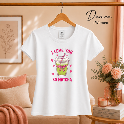 Damen Weiß – T-Shirt mit „I Love You So Matcha“ Spruch | Süßes Matcha Tee Wortspiel Design mit Herzen