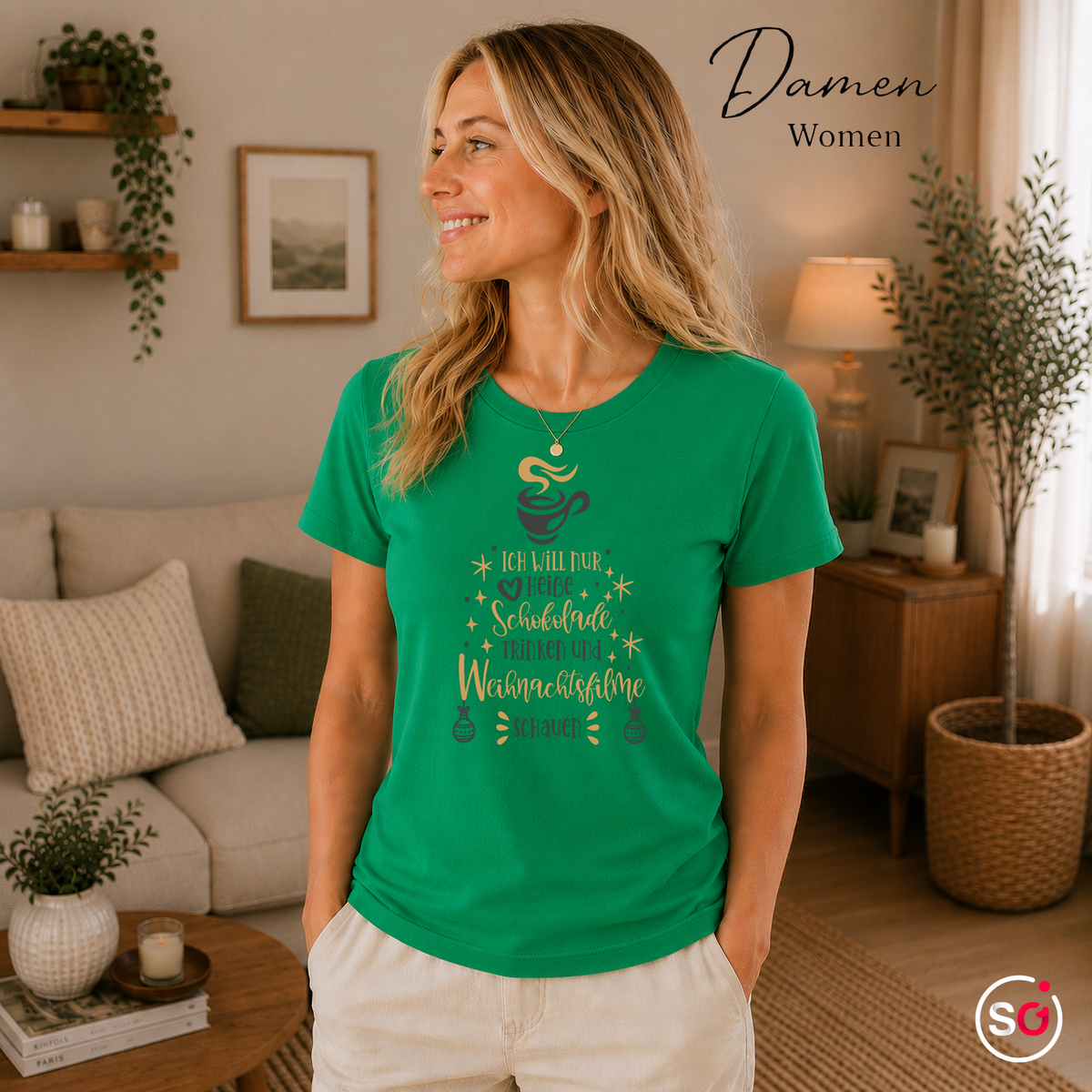 Damen KellyGrün – T-Shirt mit Spruch 'Heiße Schokolade & Weihnachtsfilme' in Tannenbaum-Form