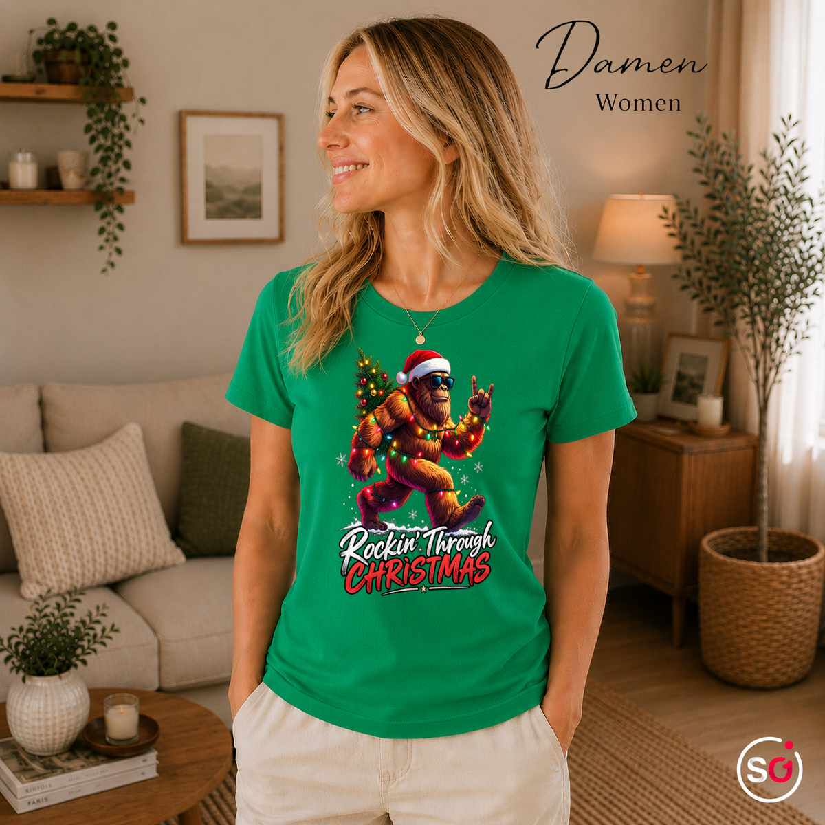 Damen KellyGrün – Rockin' Bigfoot Weihnachts-T-Shirt mit Lichterkette und Tannenbaum