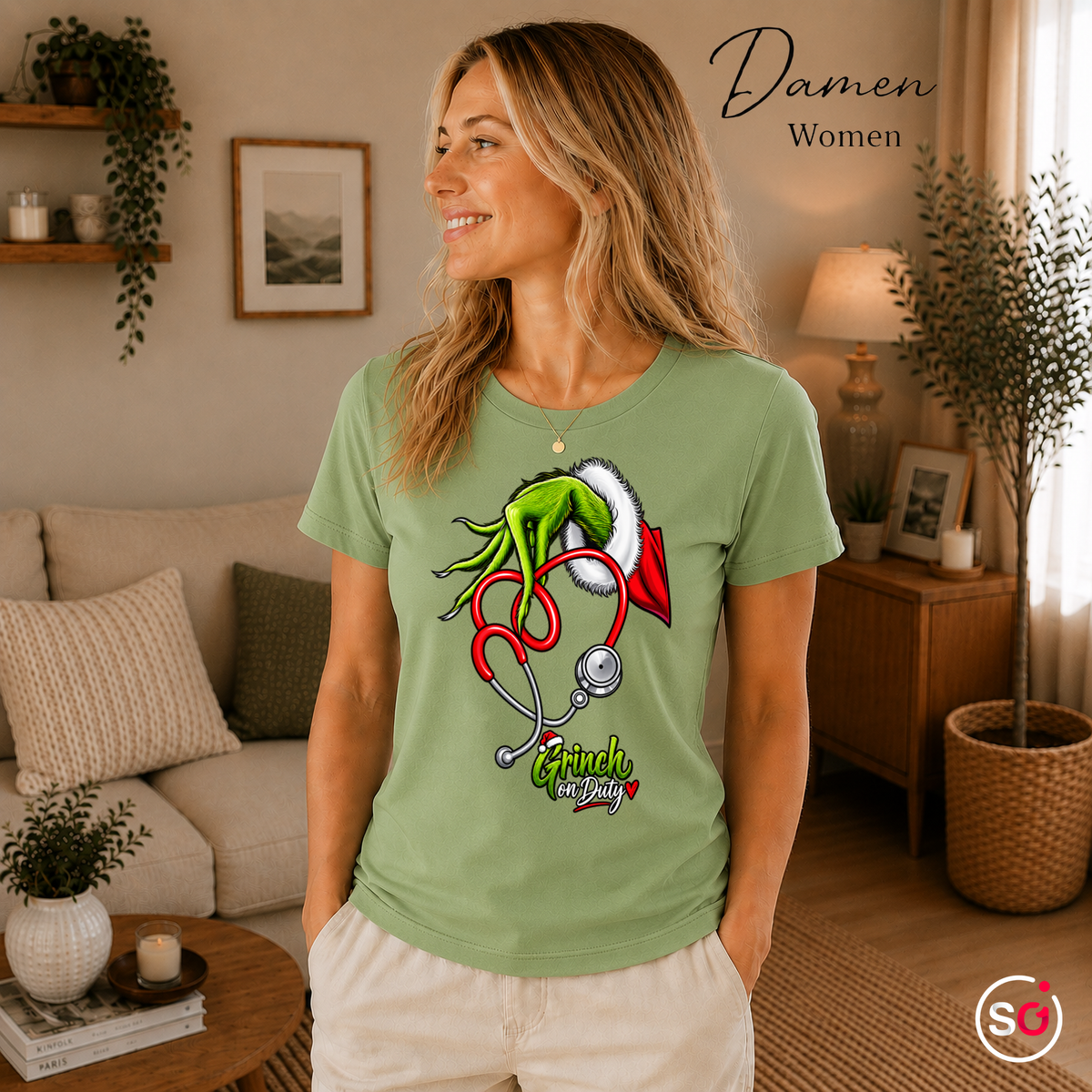 Damen Pistaccio – Grinch on Duty T-Shirt mit Stethoskop-Herz | Weihnachtsmotiv für medizinische Berufe