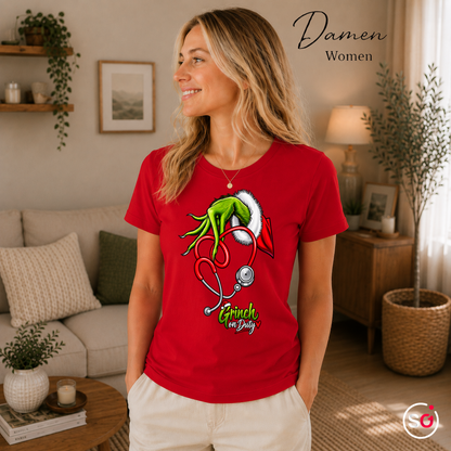 Damen Rot – Grinch on Duty T-Shirt mit Stethoskop-Herz | Weihnachtsmotiv für medizinische Berufe