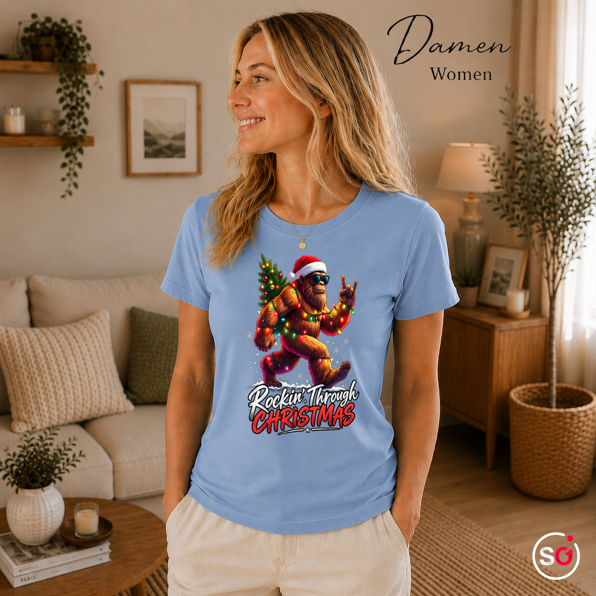 Damen SkyBlau – Rockin' Bigfoot Weihnachts-T-Shirt mit Lichterkette und Tannenbaum