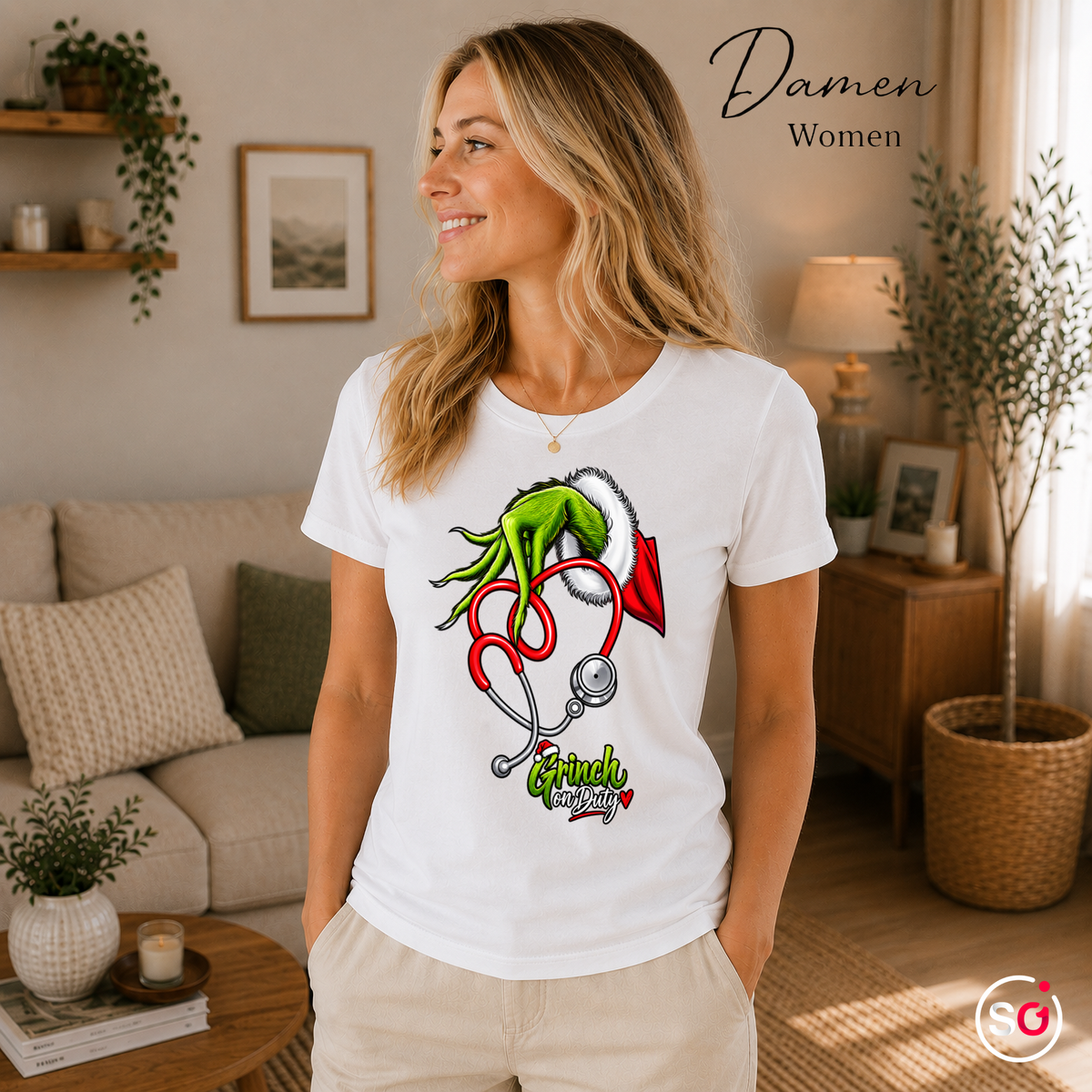 Damen Weiß – Grinch on Duty T-Shirt mit Stethoskop-Herz | Weihnachtsmotiv für medizinische Berufe