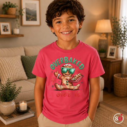 Kinder Fuchsia – Kinder T-Shirt mit coolem Lebkuchenmann | "Overbaked & over it" Weihnachts-Spruch