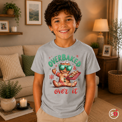 Kinder Grau – Kinder T-Shirt mit coolem Lebkuchenmann | "Overbaked & over it" Weihnachts-Spruch