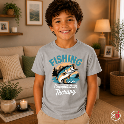 Kinder Grau – Kinder T-Shirt mit lustigem Angler-Spruch 'Fishing - Cheaper than Therapy' und Barsch-Motiv