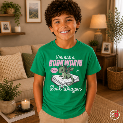 Kinder KellyGrün – Kinder T-Shirt: 'I'm not a Bookworm, I'm a Book Dragon' – Süßer Lesedrachen Motiv