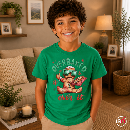 Kinder KellyGrün – Kinder T-Shirt mit coolem Lebkuchenmann | "Overbaked & over it" Weihnachts-Spruch