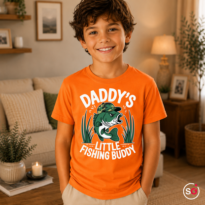 Kinder Orange – Kinder T-Shirt 'Daddy's Little Fishing Buddy' mit coolem Angler-Fisch Motiv