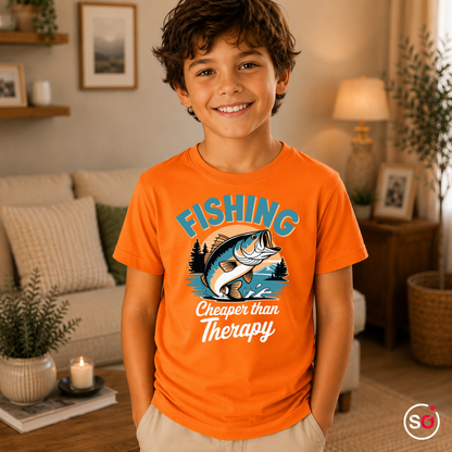 Kinder Orange – Kinder T-Shirt mit lustigem Angler-Spruch 'Fishing - Cheaper than Therapy' und Barsch-Motiv