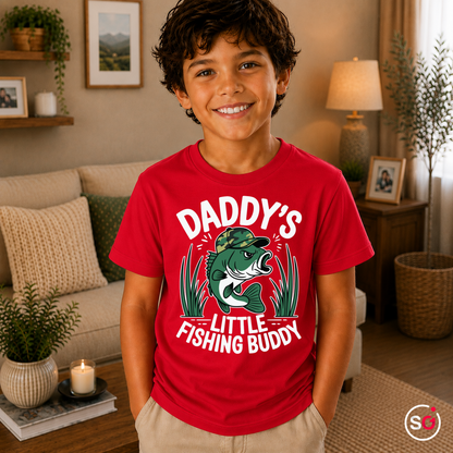 Kinder Rot – Kinder T-Shirt 'Daddy's Little Fishing Buddy' mit coolem Angler-Fisch Motiv