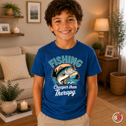 Kinder RoyalBlau – Kinder T-Shirt mit lustigem Angler-Spruch 'Fishing - Cheaper than Therapy' und Barsch-Motiv