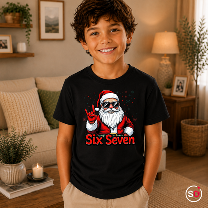Kinder Schwarz – Kinder T-Shirt mit coolem Rockstar Weihnachtsmann und Spruch „Six Seven“