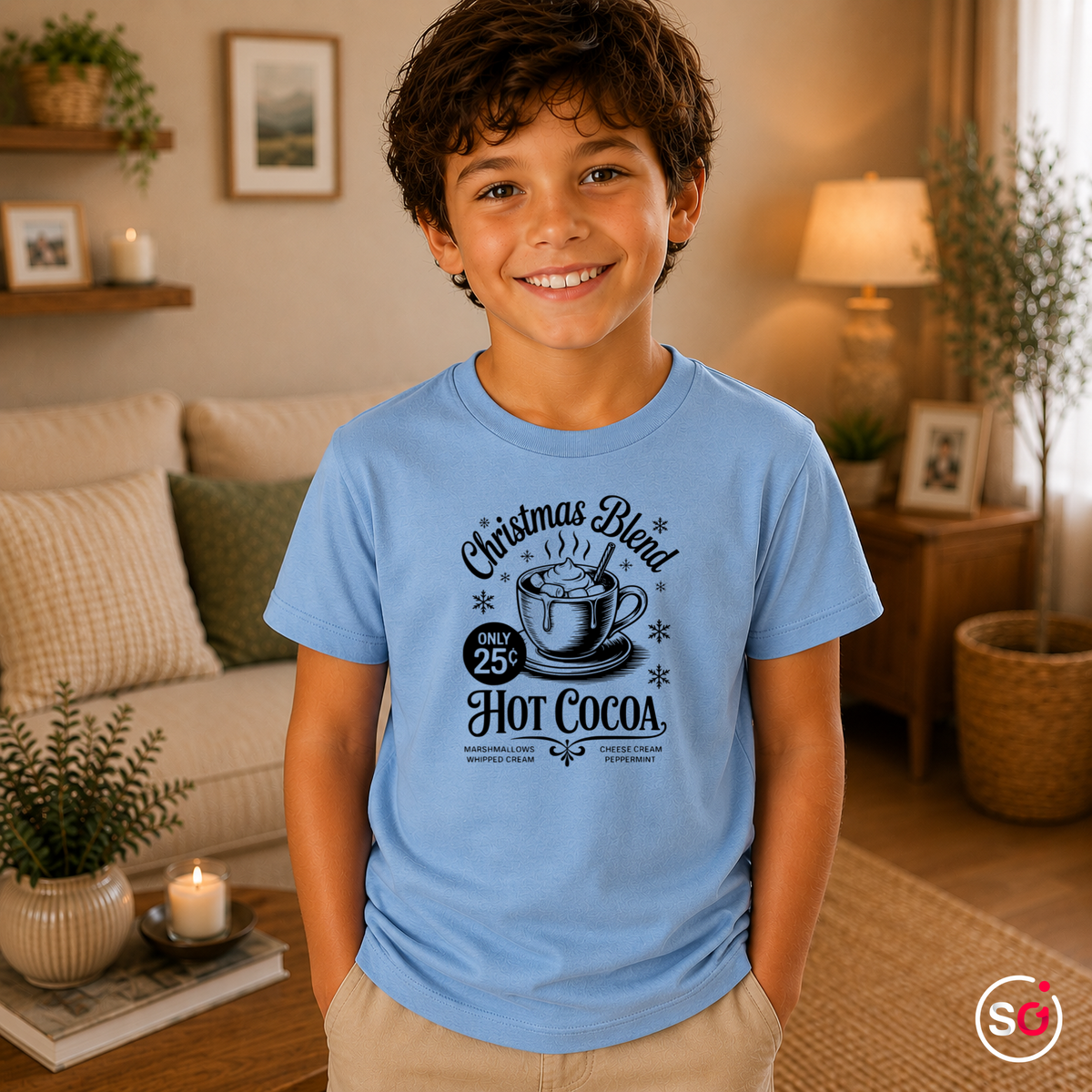 Kinder SkyBlau – Kinder Weihnachts-T-Shirt 'Hot Cocoa' im Vintage-Werbestil