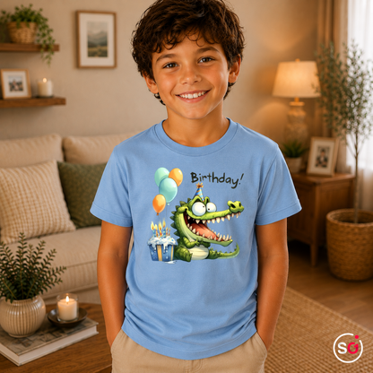 Kinder SkyBlau – Lustiges Geburtstags-Krokodil T-Shirt für Kinder mit Kuchen & Ballons