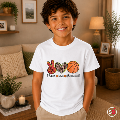 Kinder Weiß – Kinder T-Shirt | Peace Love Basketball | Design mit Leoparden-Herz & Peace-Zeichen