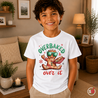 Kinder Weiß – Kinder T-Shirt mit coolem Lebkuchenmann | "Overbaked & over it" Weihnachts-Spruch