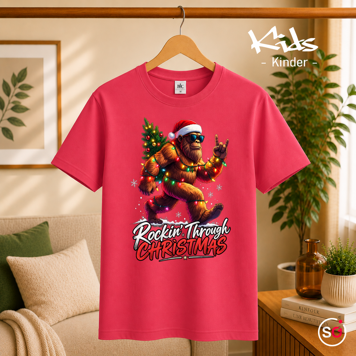 Kinder Fuchsia – Kinder T-Shirt mit coolem Bigfoot Motiv: Rockin' Through Christmas