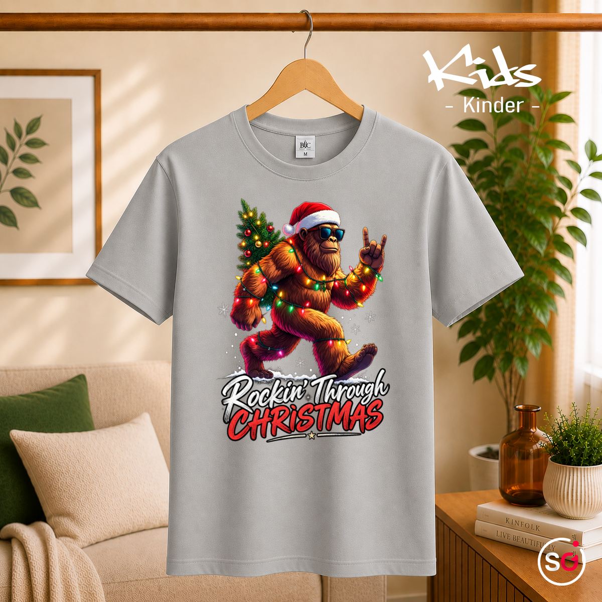 Kinder Grau – Kinder T-Shirt mit coolem Bigfoot Motiv: Rockin' Through Christmas
