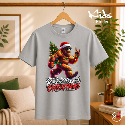 Kinder Grau – Kinder T-Shirt mit coolem Bigfoot Motiv: Rockin' Through Christmas