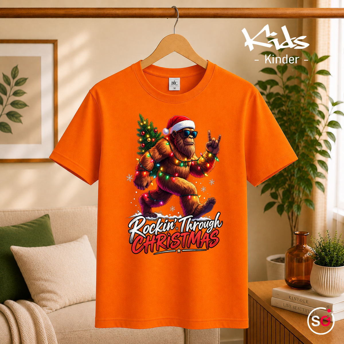 Kinder Orange – Kinder T-Shirt mit coolem Bigfoot Motiv: Rockin' Through Christmas