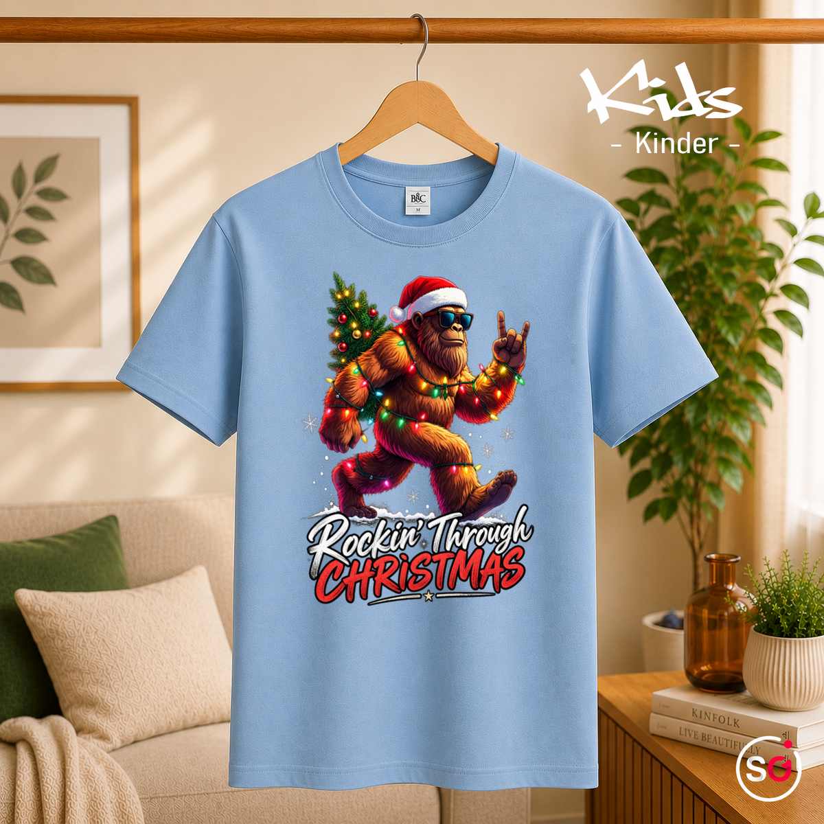 Kinder SkyBlau – Kinder T-Shirt mit coolem Bigfoot Motiv: Rockin' Through Christmas