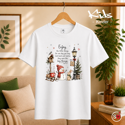 Kinder Weiß – Kinder T-Shirt 'Enjoy the little things' mit Schneemann & Hase in Winterlandschaft