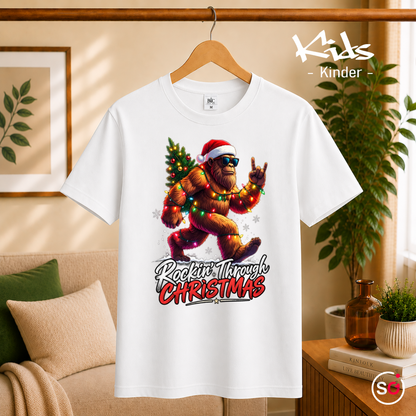 Kinder Weiß – Kinder T-Shirt mit coolem Bigfoot Motiv: Rockin' Through Christmas