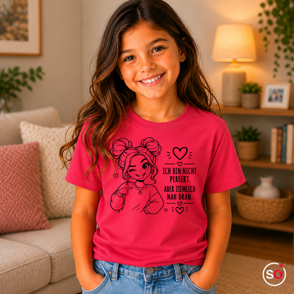 Kinder Fuchsia – Kinder T-Shirt mit Spruch 'Nicht Perfekt, Aber Nah Dran' & zwinkerndem Comic-Mädchen
