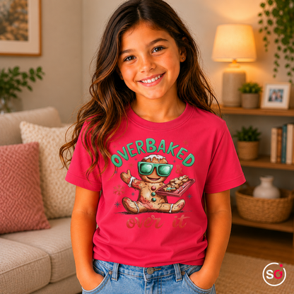 Kinder Fuchsia – Kinder T-Shirt mit coolem Lebkuchenmann | "Overbaked & over it" Weihnachts-Spruch
