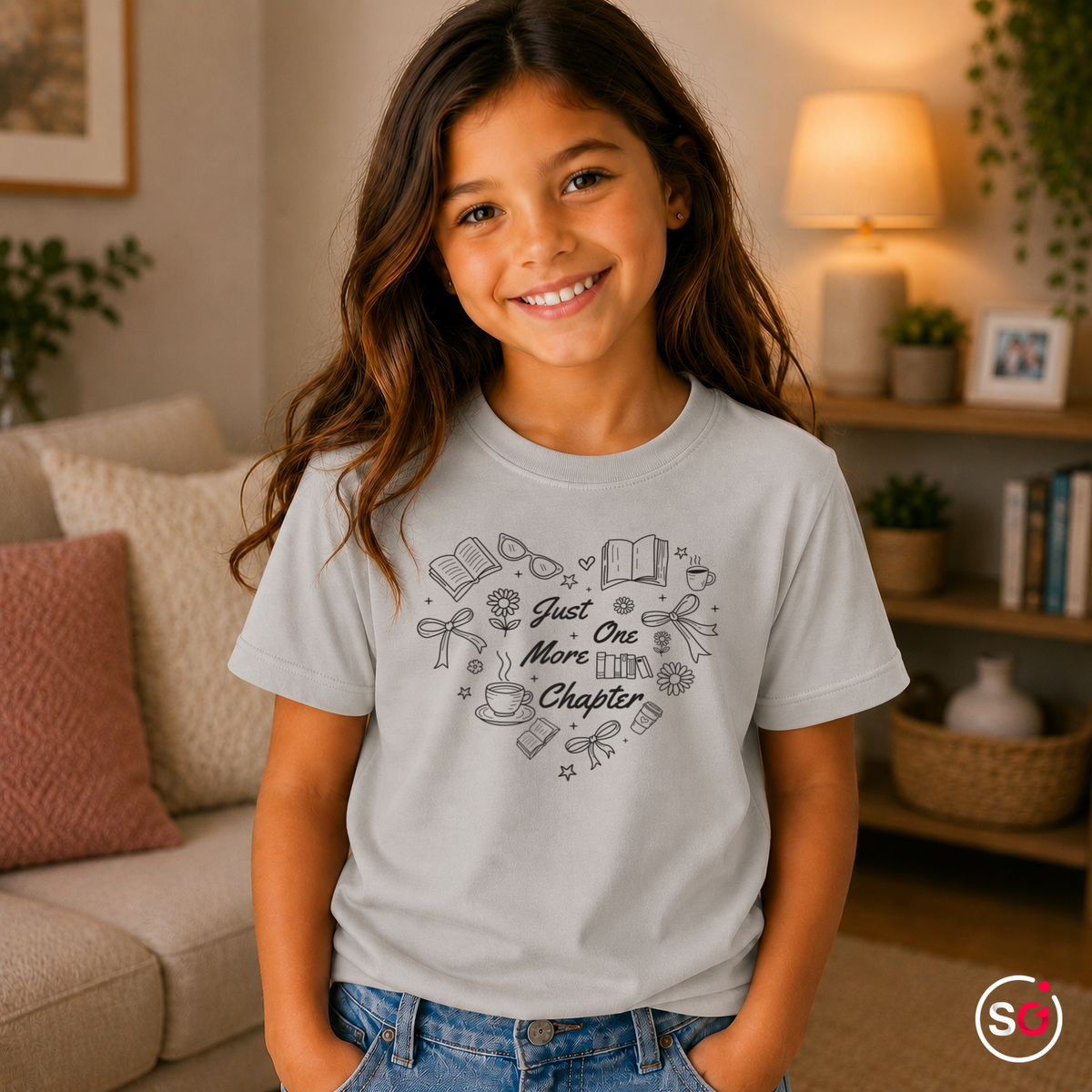 Kinder Grau – Kinder T-Shirt mit „Just One More Chapter“ Spruch und Bücher-Herz Motiv für Leseratten